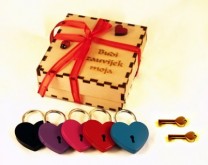 Lokot zaljubljenih - personaliziran s Vašim imenima i datumom + izgravirana poklon kutija